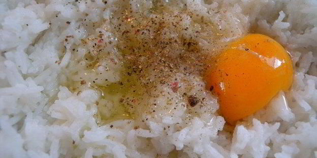 рулет в щавнате из куриного филе с рисом