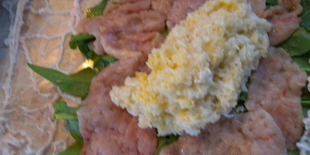 рулет в щавнате из куриного филе с рисом