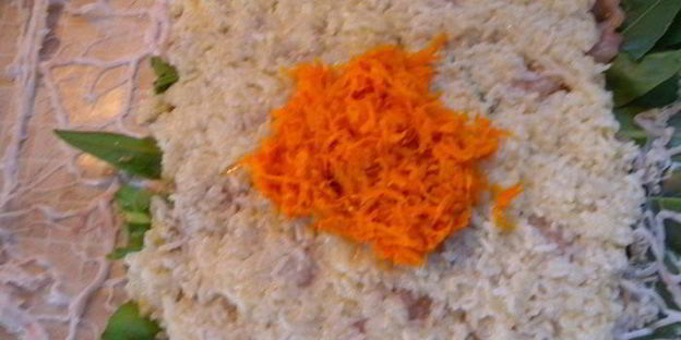 рулет в щавнате из куриного филе с рисом