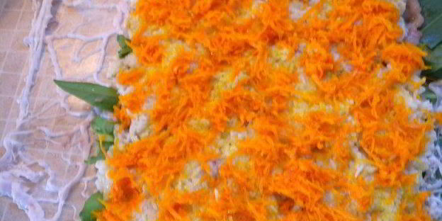 рулет в щавнате из куриного филе с рисом