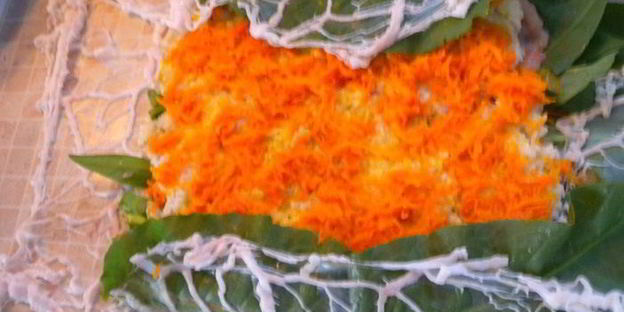 рулет в щавнате из куриного филе с рисом