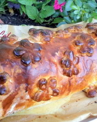 Рулет Веллингтон из индейки с начинкой из грибов в сливочном соусе