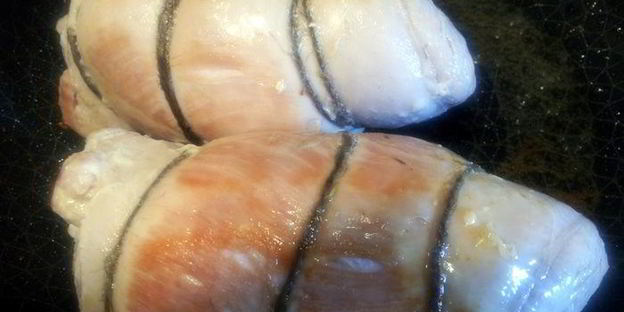 рулет веллингтон из индейки с начинкой из грибов в сливочном соусе