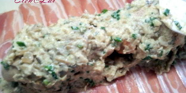 рулет веллингтон из индейки с начинкой из грибов в сливочном соусе