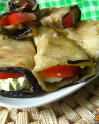 Рулетики из баклажан с домашним сыром и помидорами