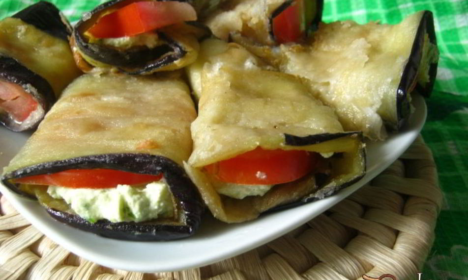 Рецепт рулетиков из баклажан с домашним сыром и помидорами