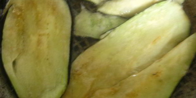 рулетики из баклажан с домашним сыром и помидорами