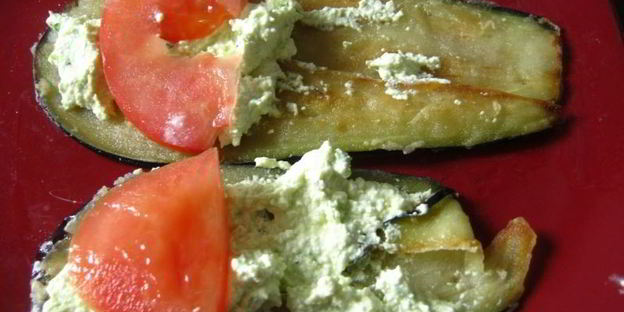 рулетики из баклажан с домашним сыром и помидорами