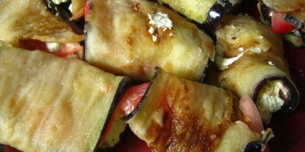 рулетики из баклажан с домашним сыром и помидорами