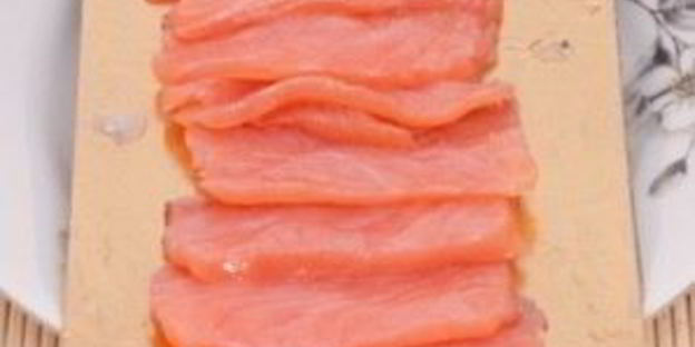 рулетики из блинов с семгой