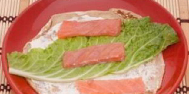 рулетики из блинов с семгой