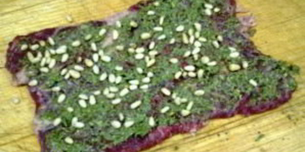 рулетики из говядины с кедровыми орехами