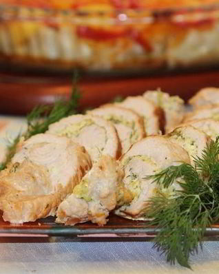 Рулетики из индейки с творожно-чесночной начинкой