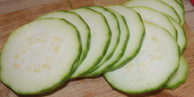 рулетики из кабачков и помидоров