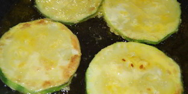 рулетики из кабачков и помидоров