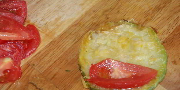 рулетики из кабачков и помидоров