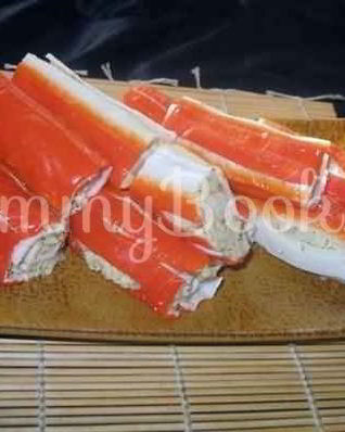 Рулетики из крабовых палочек с сыром