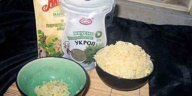 рулетики из крабовых палочек с сыром