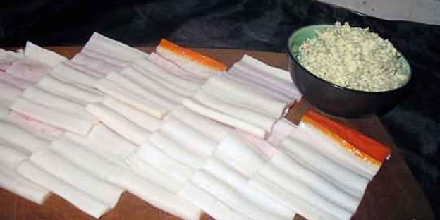 рулетики из крабовых палочек с сыром