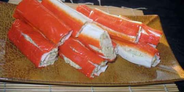 рулетики из крабовых палочек с сыром