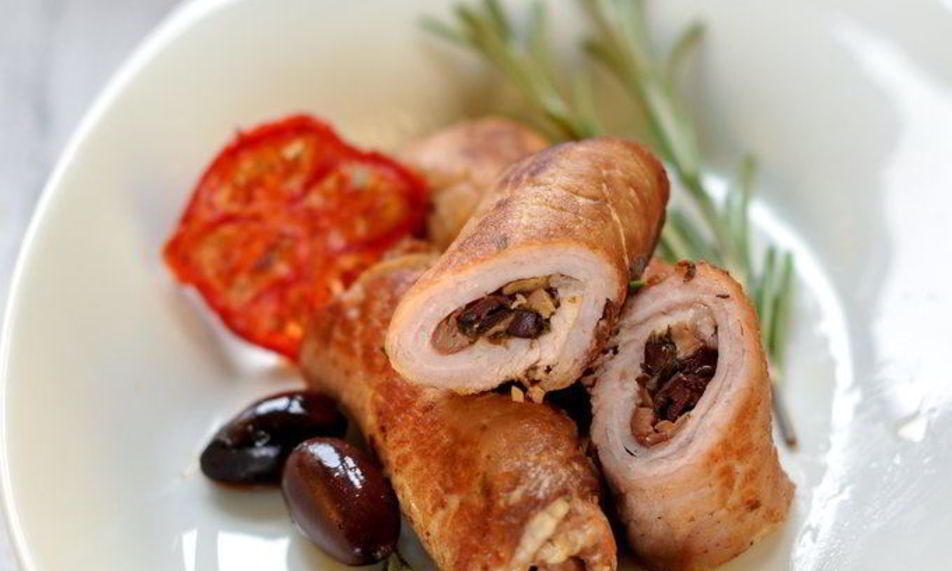 Рецепт рулетиков из свинины с оливками, зеленью и чесноком