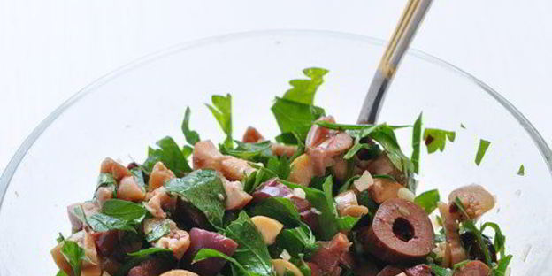 рулетики из свинины с оливками, зеленью и чесноком