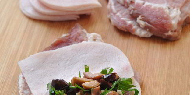 рулетики из свинины с оливками, зеленью и чесноком