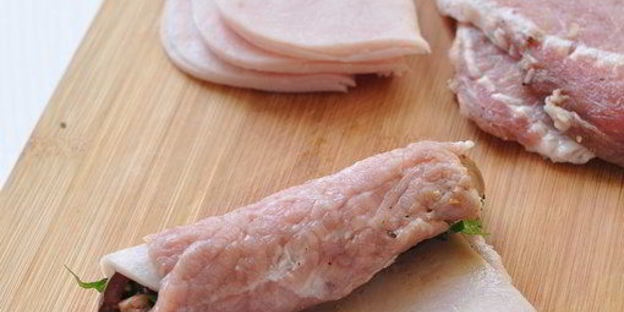 рулетики из свинины с оливками, зеленью и чесноком