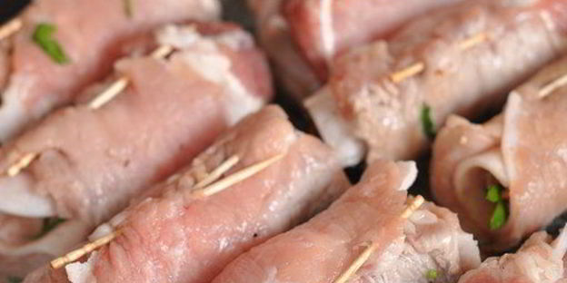 рулетики из свинины с оливками, зеленью и чесноком