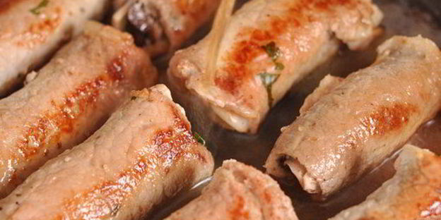 рулетики из свинины с оливками, зеленью и чесноком