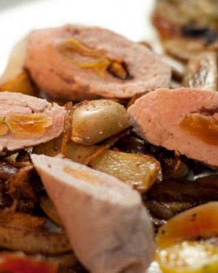 Рулетики из телятины с соусом из киви и папайи