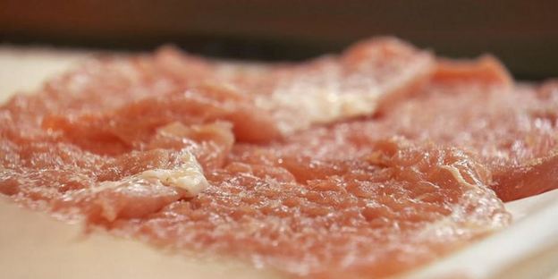 рулетики из телятины с соусом из киви и папайи