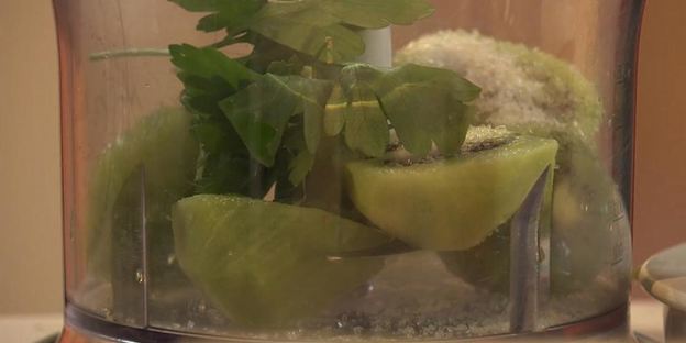 рулетики из телятины с соусом из киви и папайи