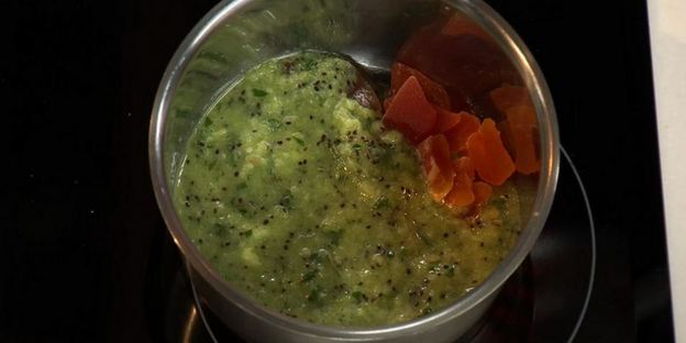 рулетики из телятины с соусом из киви и папайи