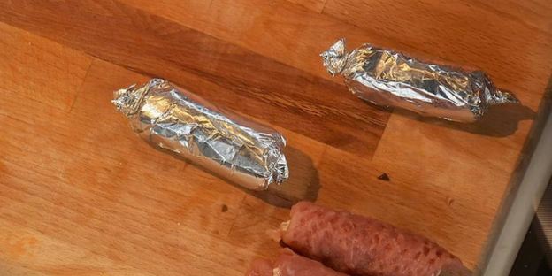 рулетики из телятины с соусом из киви и папайи