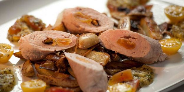 рулетики из телятины с соусом из киви и папайи