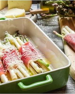 Рулетики из ветчины и спаржи в томатно-голландском соусе