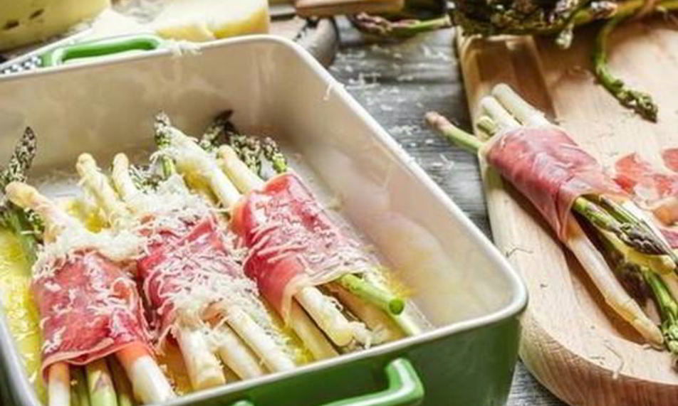 Рецепт рулетиков из ветчины и спаржи в томатно-голландском соусе