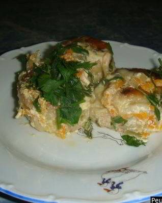 Рулетики с начинкой под сметанным соусом