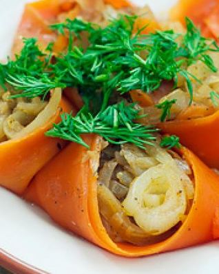 Рулетики с тушеной капустой и морковью
