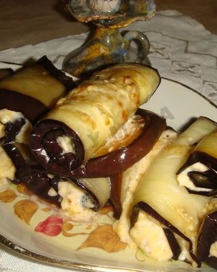 Рулеты из баклажанов с сыром, чесноком и орехами