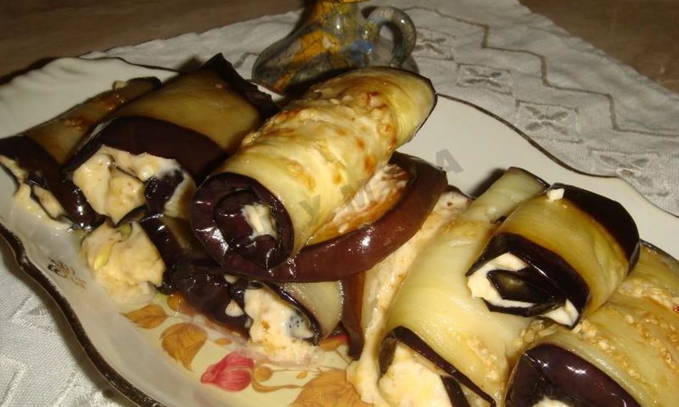 Рецепт рулетов из баклажанов с сыром, чесноком и орехами