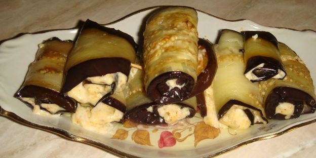 рулеты из баклажанов с сыром, чесноком и орехами