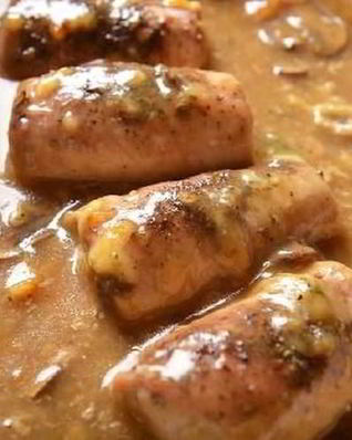 Рулеты из свинины в сметанном соусе