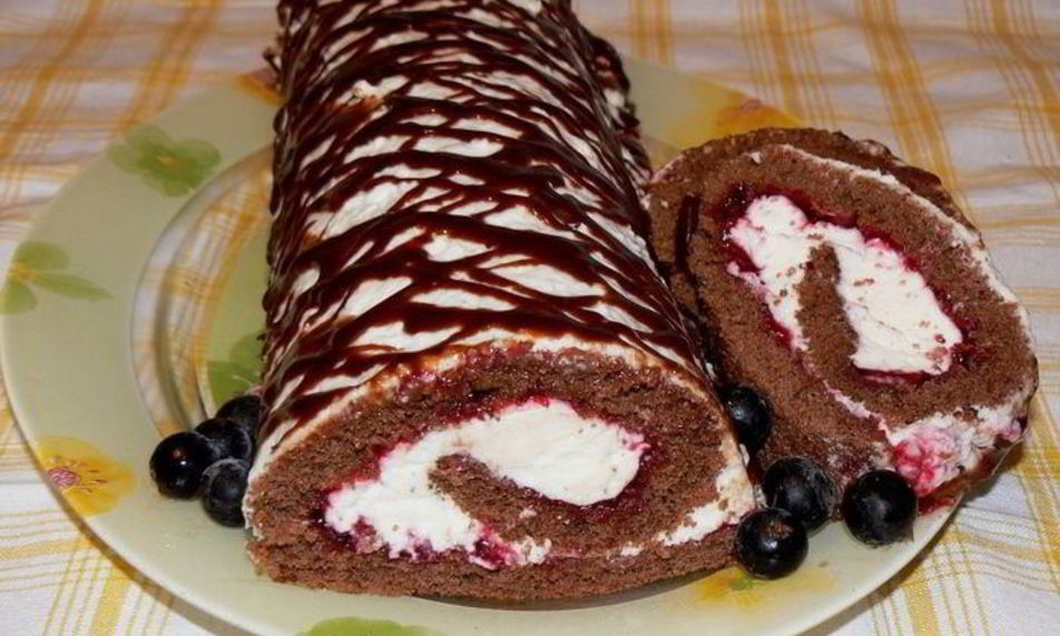 Рецепт шоколадного рулета со сливками и смородиной