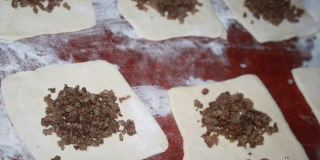 быстрая самса из слоеного теста с говяжьим фаршем