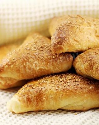 Самса из слоеного теста с курицей