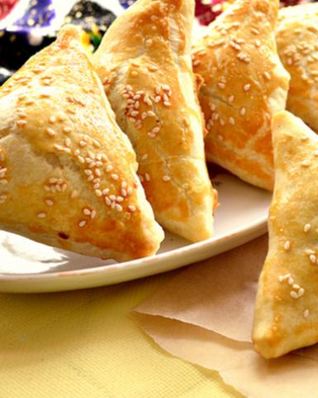 Самса из слоеного теста с мясным фаршем