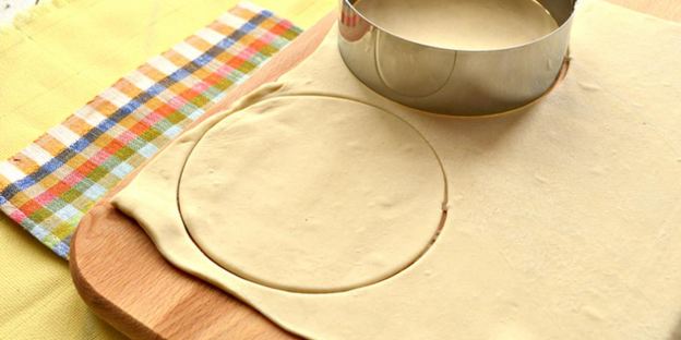 самса из слоеного теста с мясным фаршем