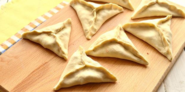 самса из слоеного теста с мясным фаршем